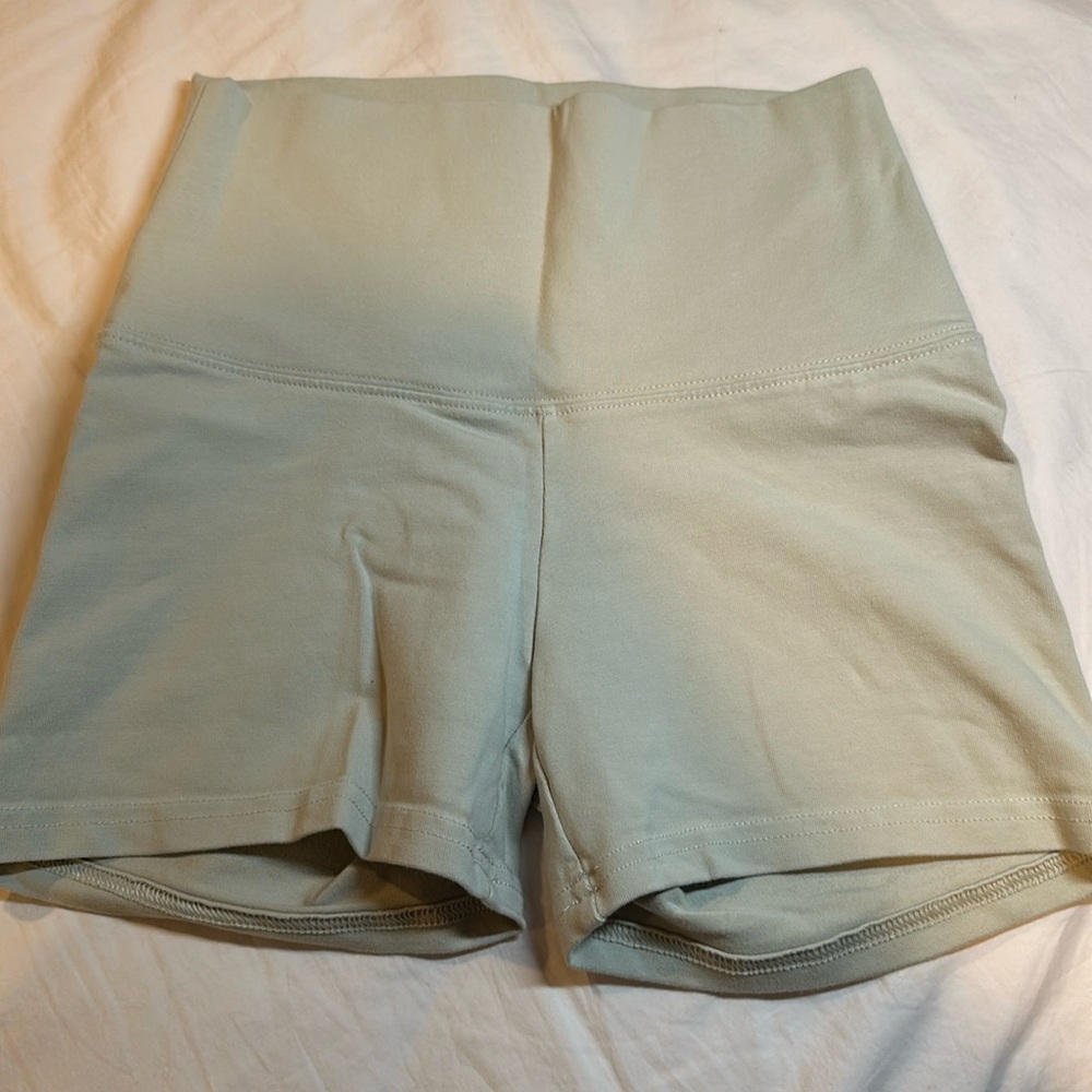 Aritzia TNA shorts Size XS , Light Green